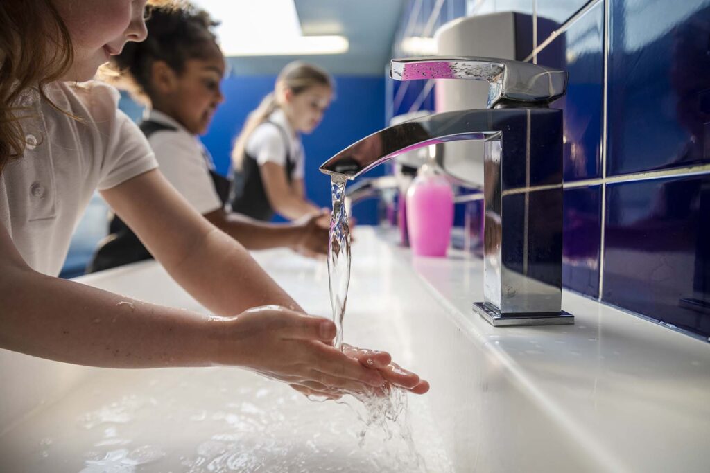 Kids washing hands